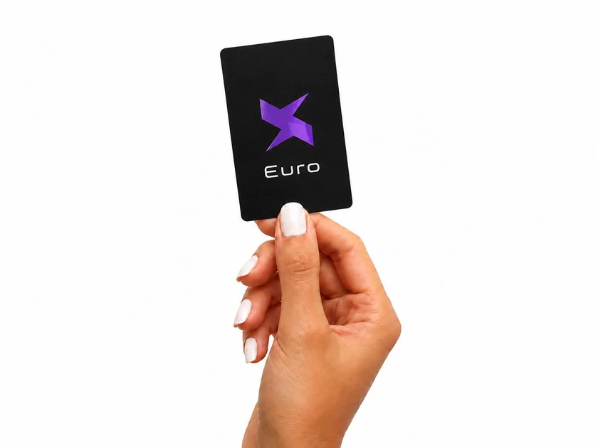 Cartão Nubank segurado na mão, representando baixas taxas