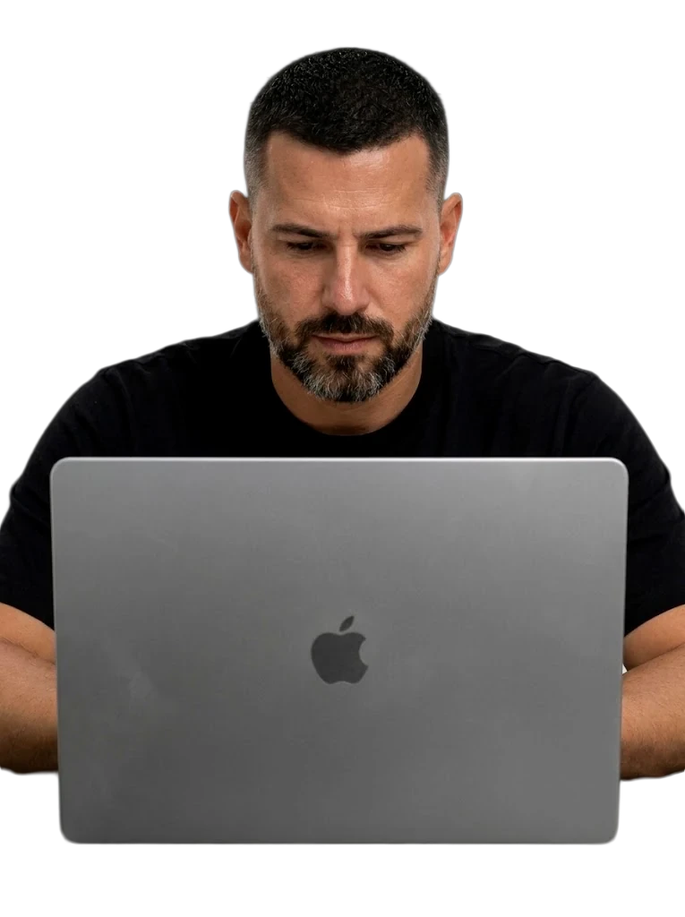 Trader operando com notebook