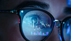 Pessoa com óculos observando gráficos de dados