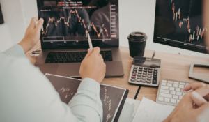 Análise de gráficos financeiros em ambiente de trabalho.