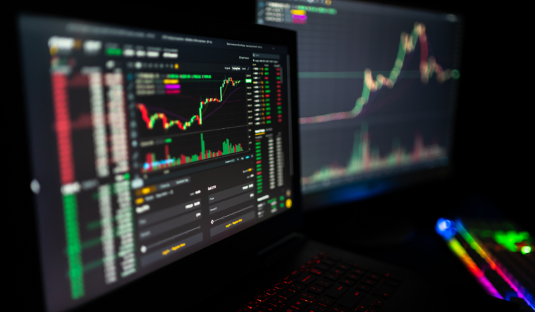 Gráfico de criptomoedas em telas de computador