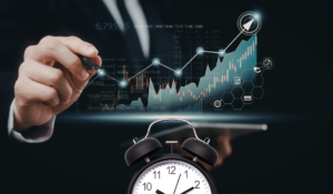 relógio com gráfico day trade ao fundo
