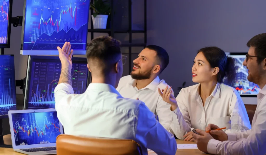 Pessoas discutindo gráficos financeiros em reunião