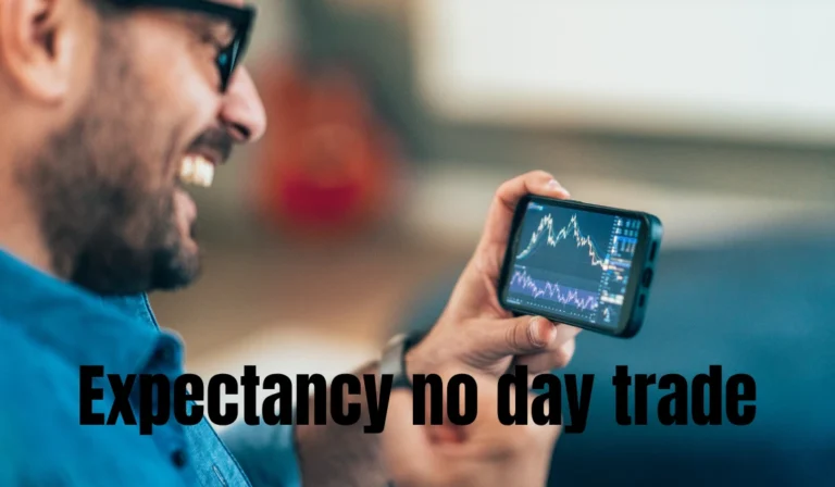 Homem sorrindo enquanto analisa gráfico de day trade
