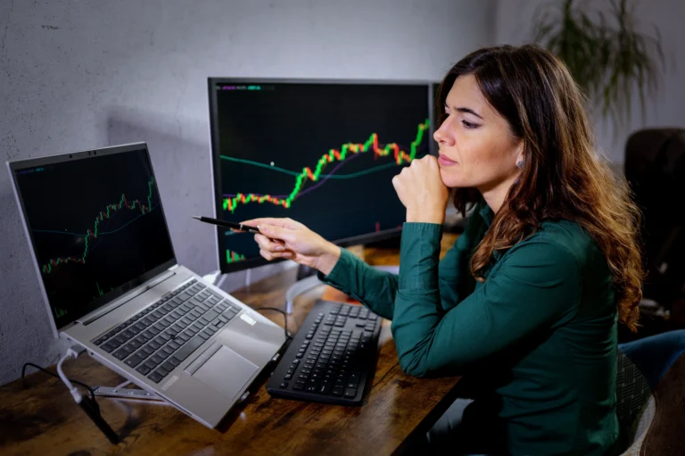 Mulher analisando gráficos